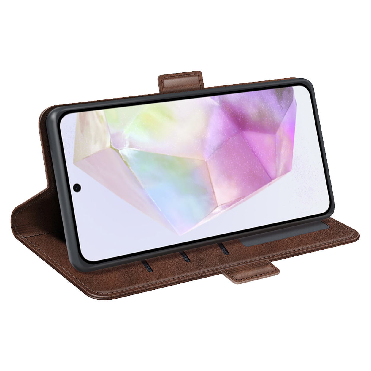 Bruine leren telefoonhoes open, met een telefoon met een kleurrijk, geometrisch scherm op een witte achtergrond.