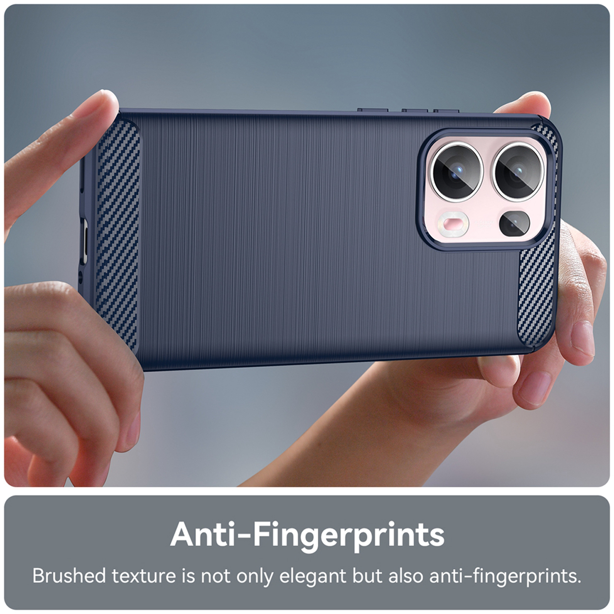 Hand die blauwe telefoonhoes vasthoudt. Getextureerde achterkant en telefoon.