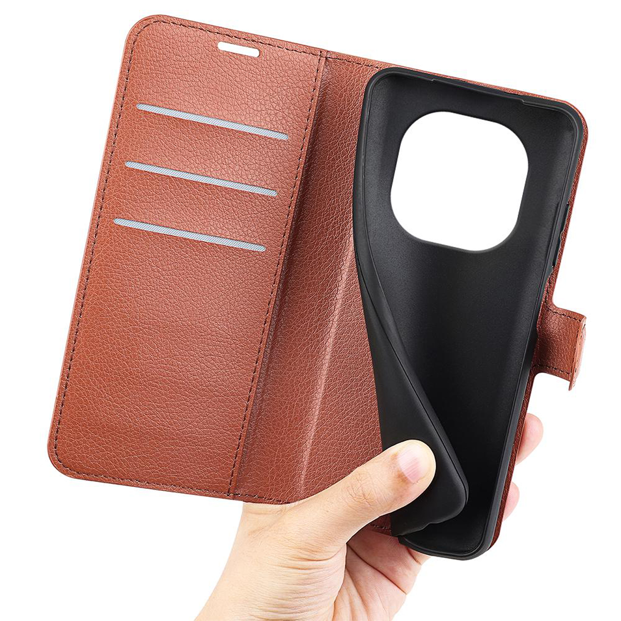 Une main tenant un étui de téléphone en cuir marron avec le téléphone retiré. Des fentes pour les cartes sont visibles.