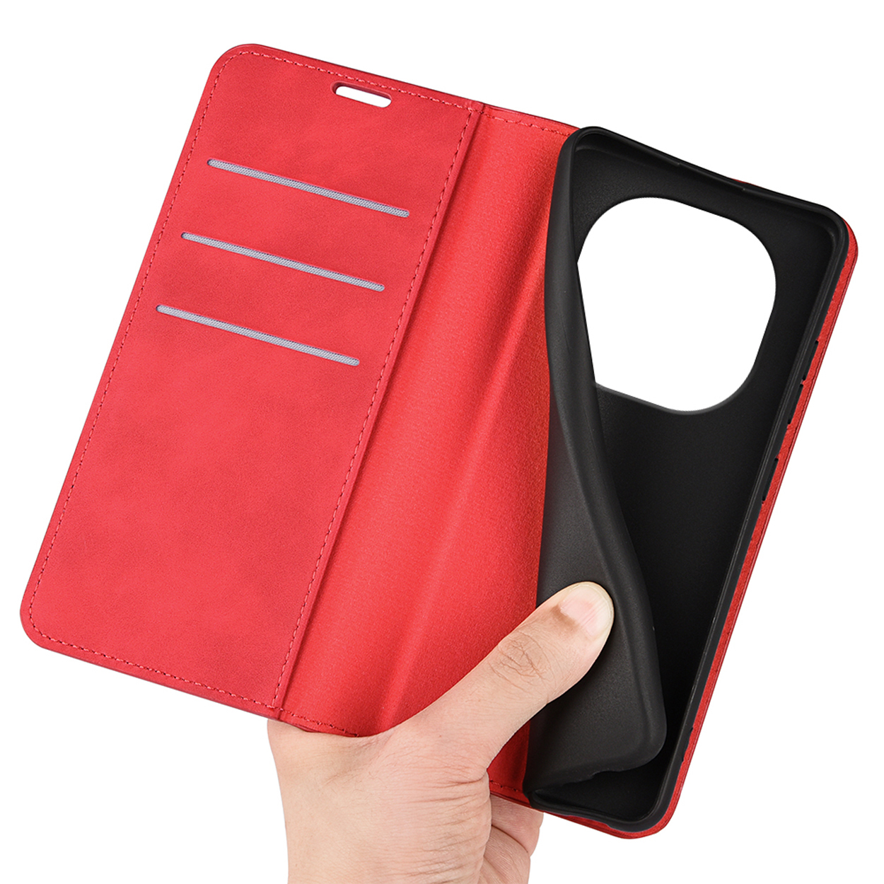 Een hand die een rode leren telefoonhoes vasthoudt met de telefoon verwijderd. Sleuven voor kaarten zijn zichtbaar.