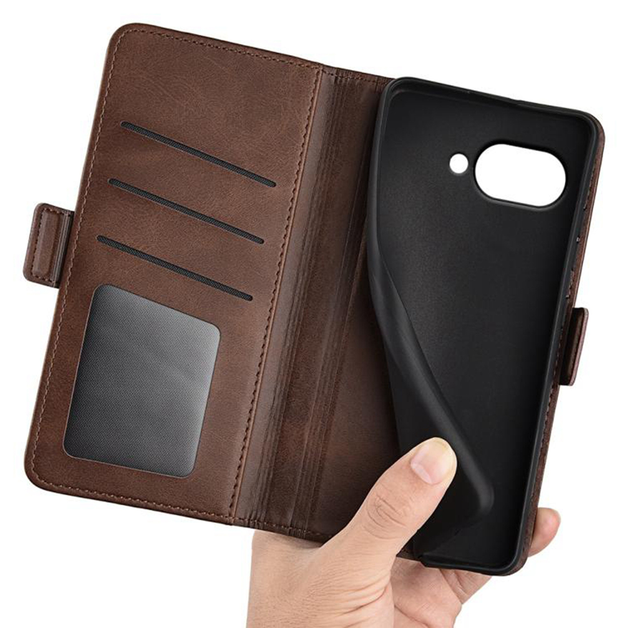 Hand houdt bruine telefoonhoes vast, binnenkant, met sleuven en leeg telefoonframe.
