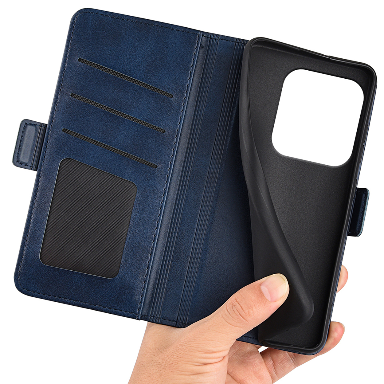 Une main tenant l'intérieur d'un étui de téléphone en cuir bleu. L'étui est ouvert. Sans téléphone.