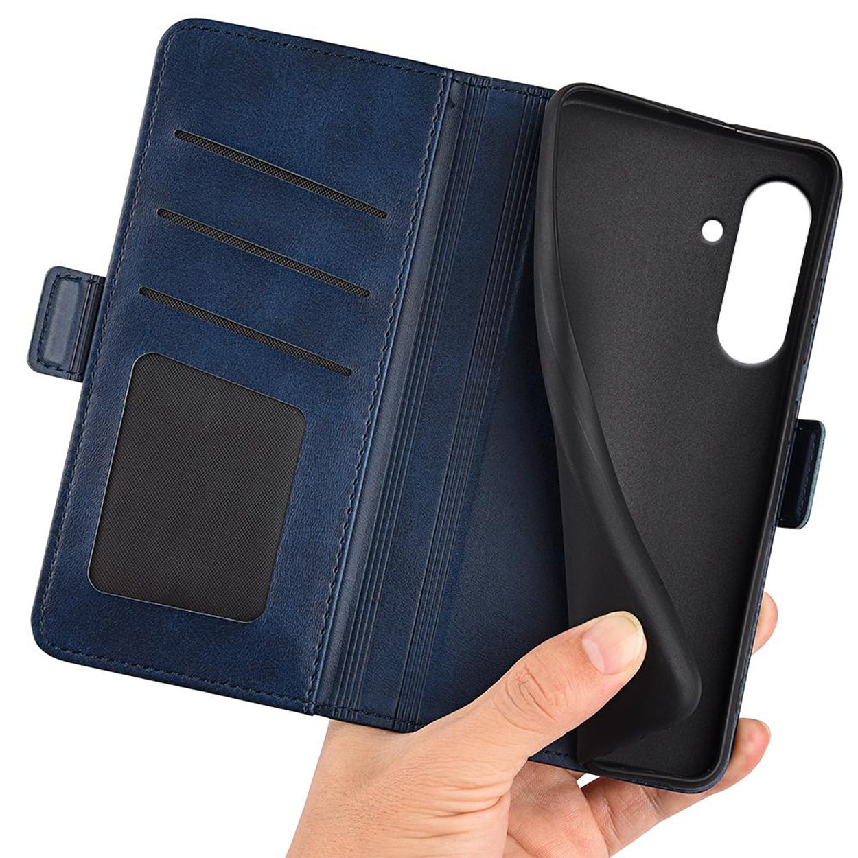 Blauwe leren telefoonhoes, open. Hand houdt de zwarte binnenhoes vast.