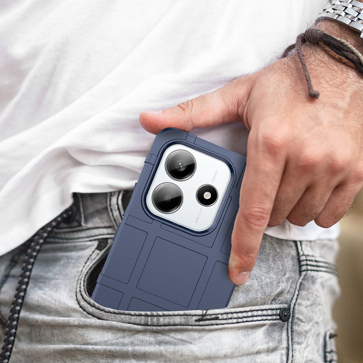 Telefoon in een blauwe hoes in een zak.
