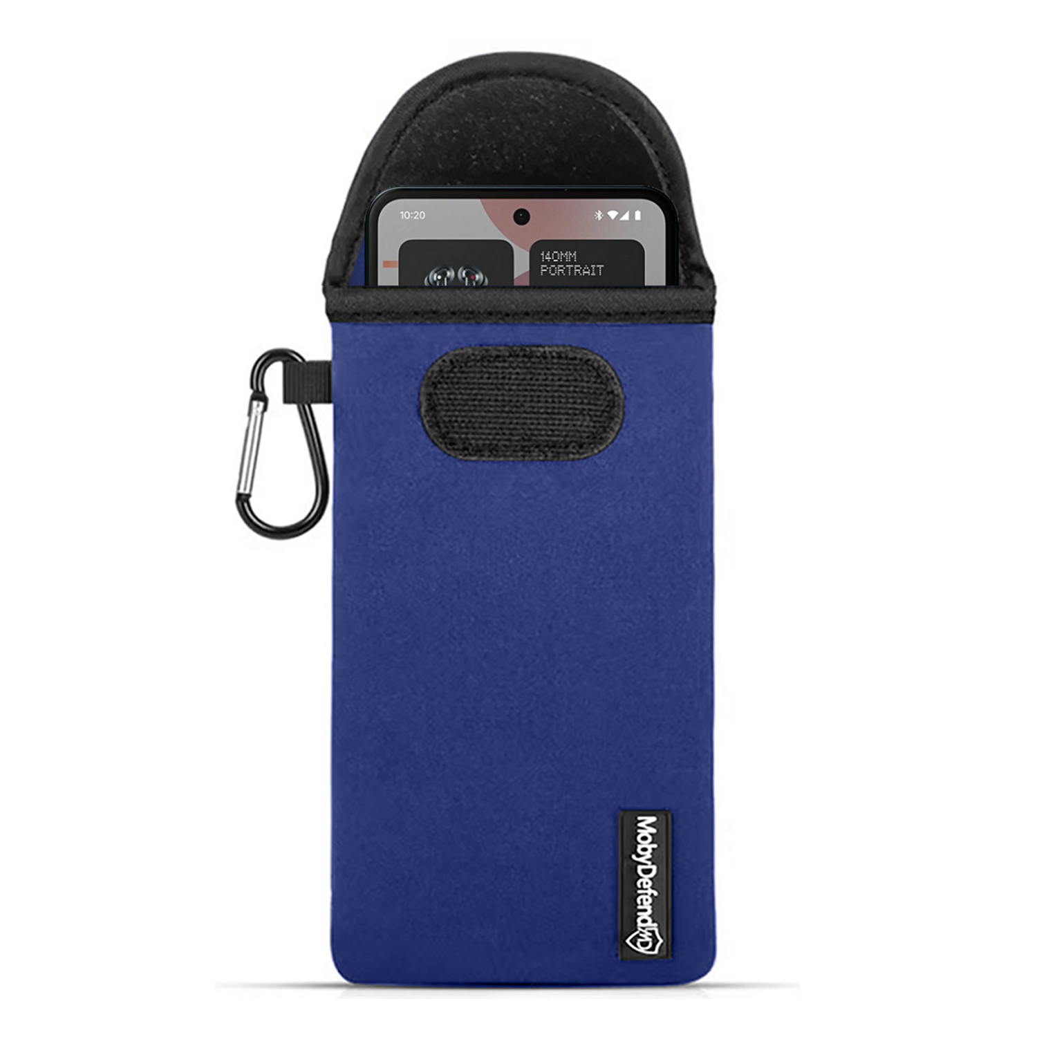 Blauwe telefoonhoes met zwart bovenstuk. Zilveren clip bevestigd. Telefoon binnenin. Het merk is MobyDefend.