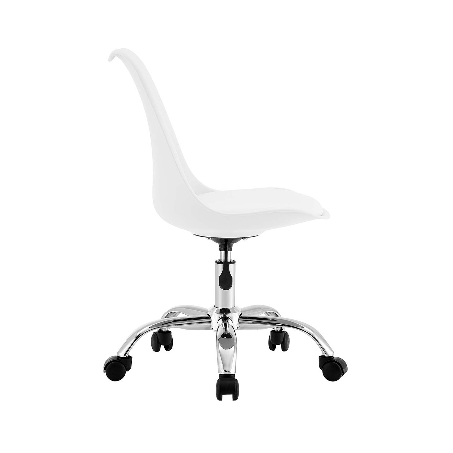 Silla de oficina blanca con respaldo curvo y base cromada con ruedas.
