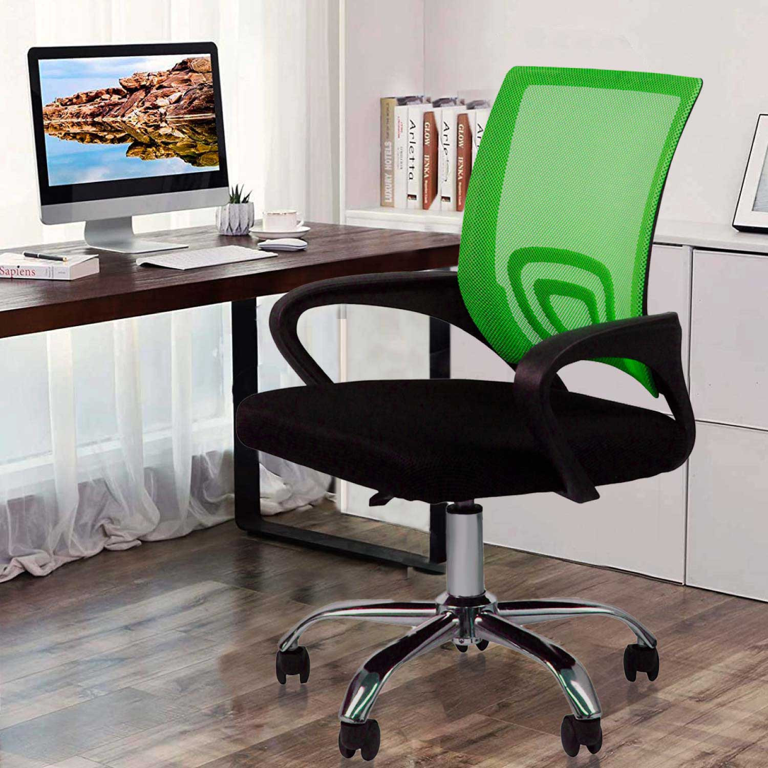 Oficina con silla verde. Escritorio con computadora y libros. Gabinete blanco.