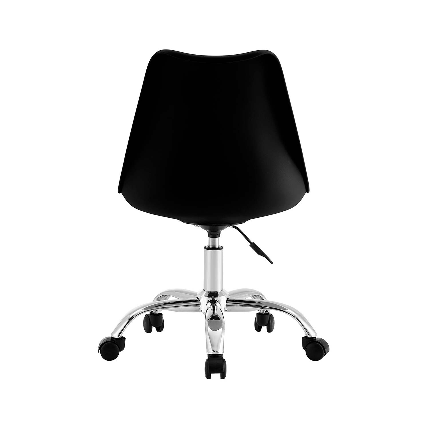Silla de oficina negra, vista trasera, sobre base cromada en un fondo blanco.