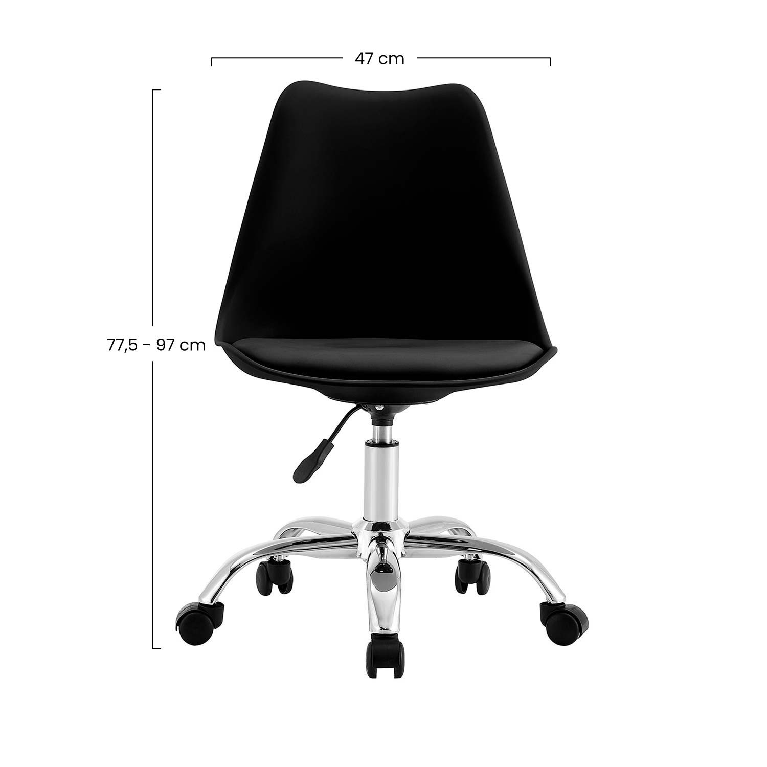 Silla de oficina negra, vista trasera, sobre base cromada. Dimensiones mostradas. Fondo blanco.