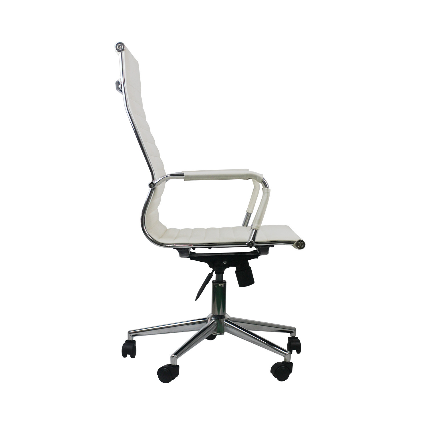 Silla de oficina blanca con respaldo alto sobre base cromada. Vista lateral. Fondo blanco.