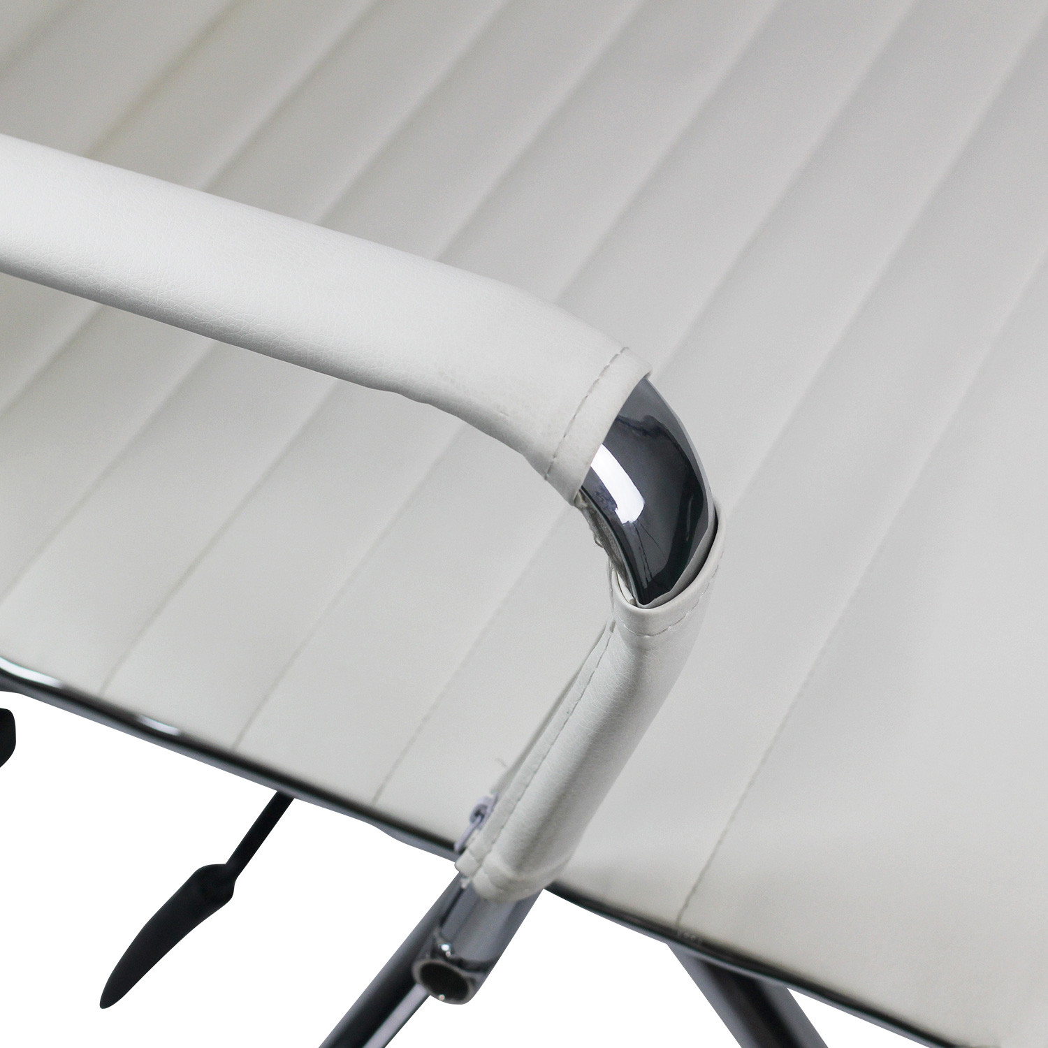 Primer plano del reposabrazos de una silla de oficina blanca con detalles cromados y negros.