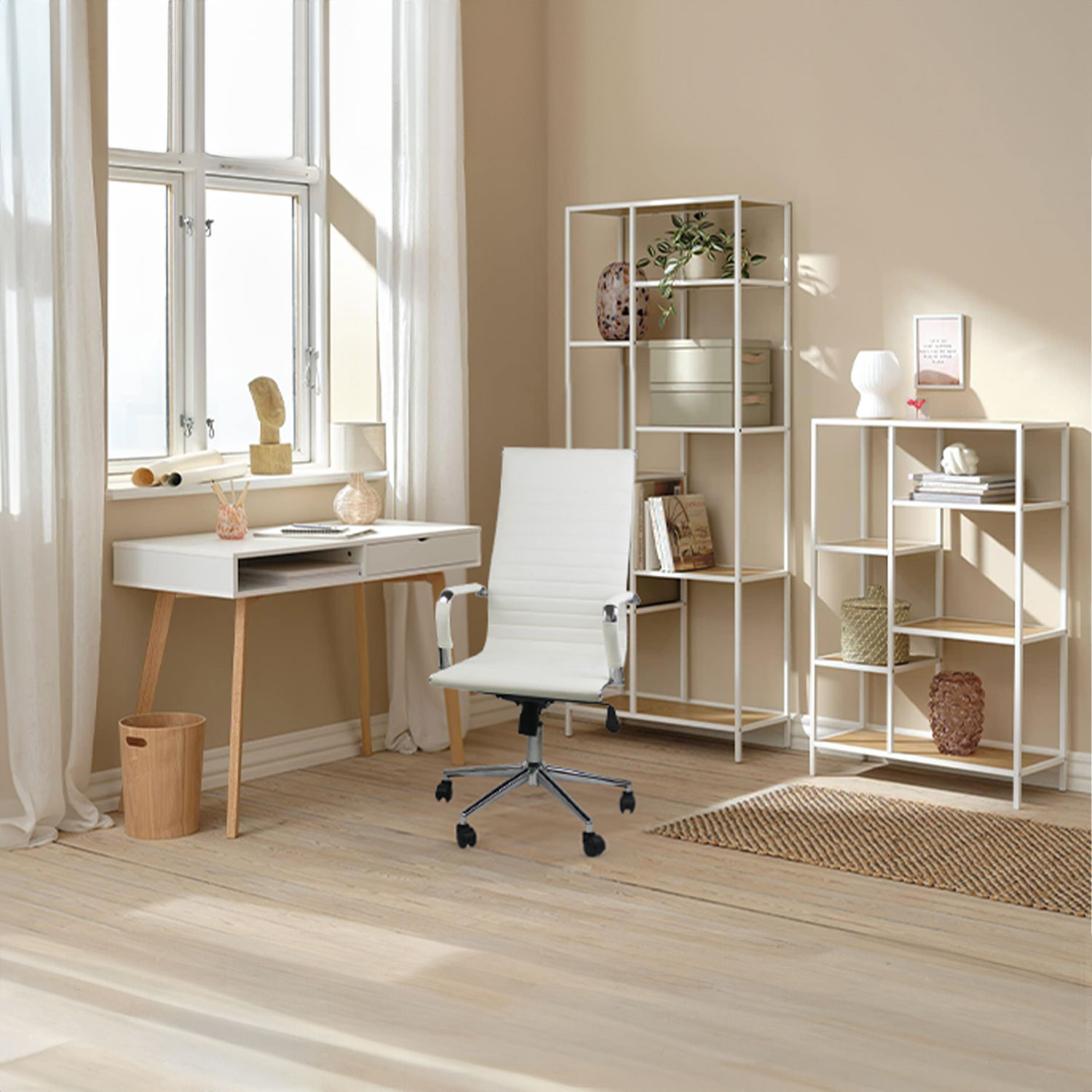 Oficina con escritorio, silla, estanterías y alfombra. Paredes beige, ventana blanca.