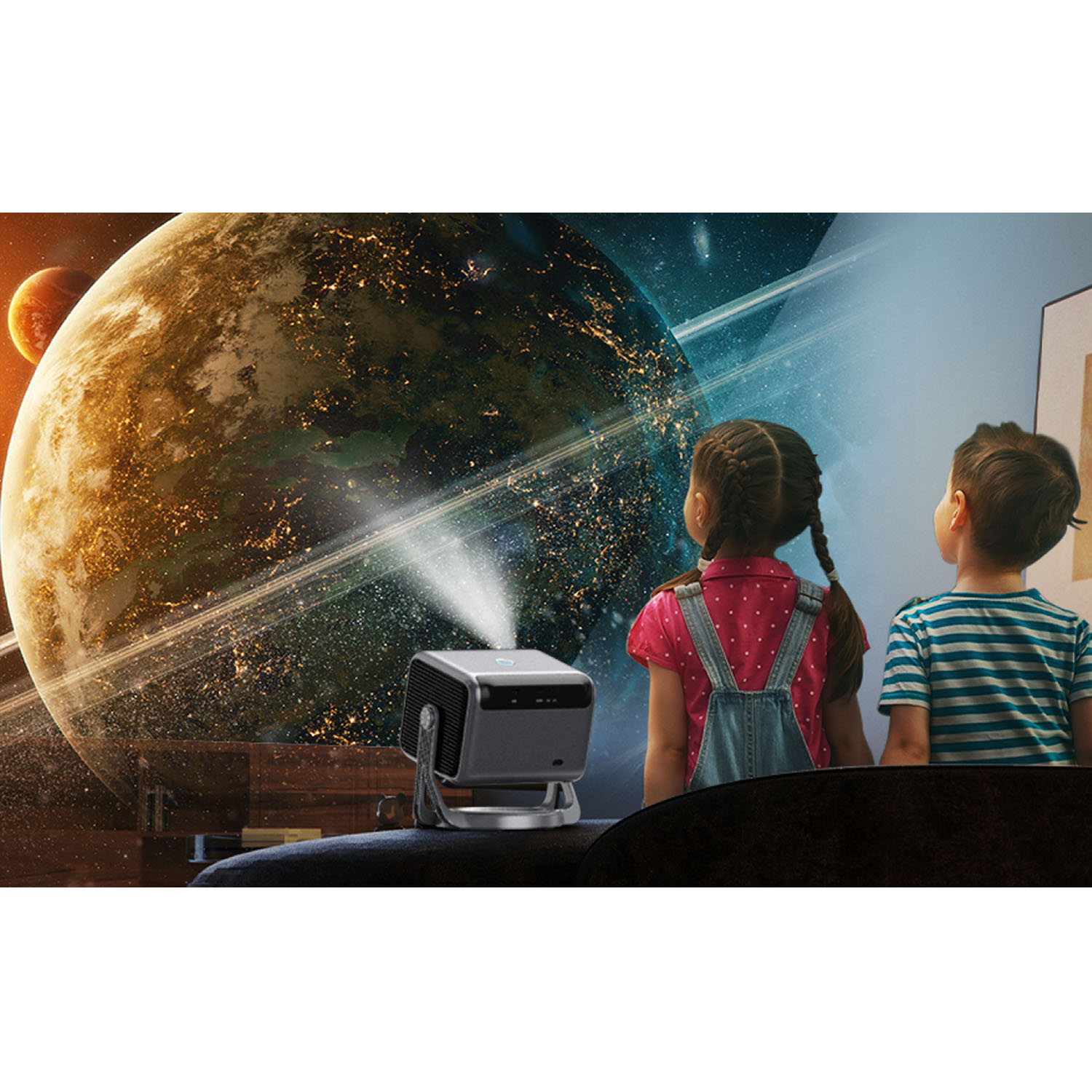 Dwoje dzieci patrzących na projektor wyświetlający projekcję planety. Ciemne tło.