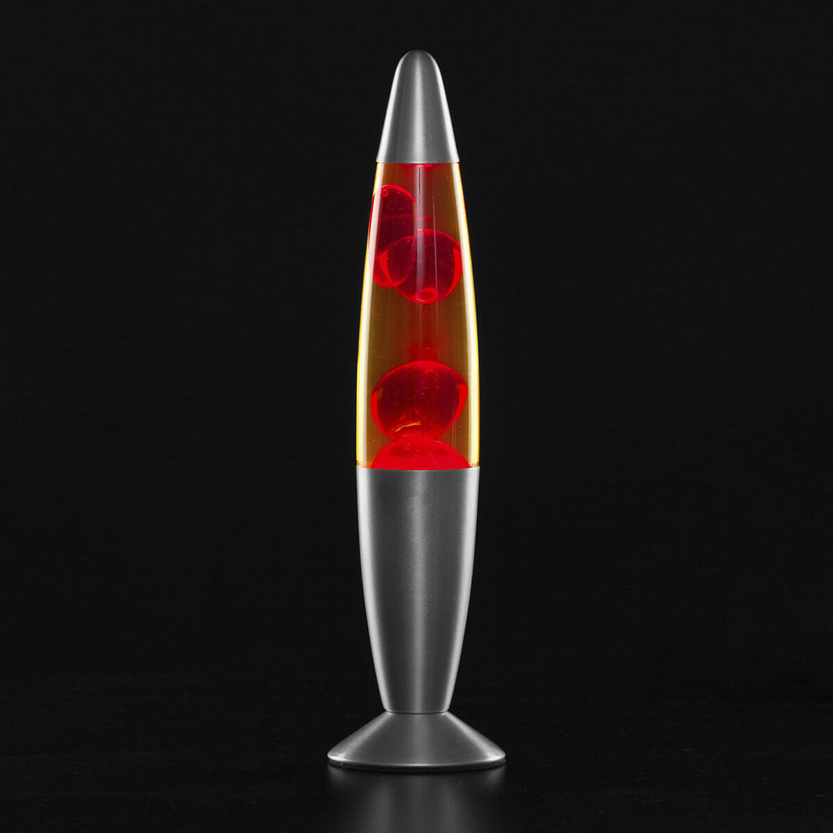 Lampada a lava su sfondo nero. Lava rossa in un liquido arancione all'interno.