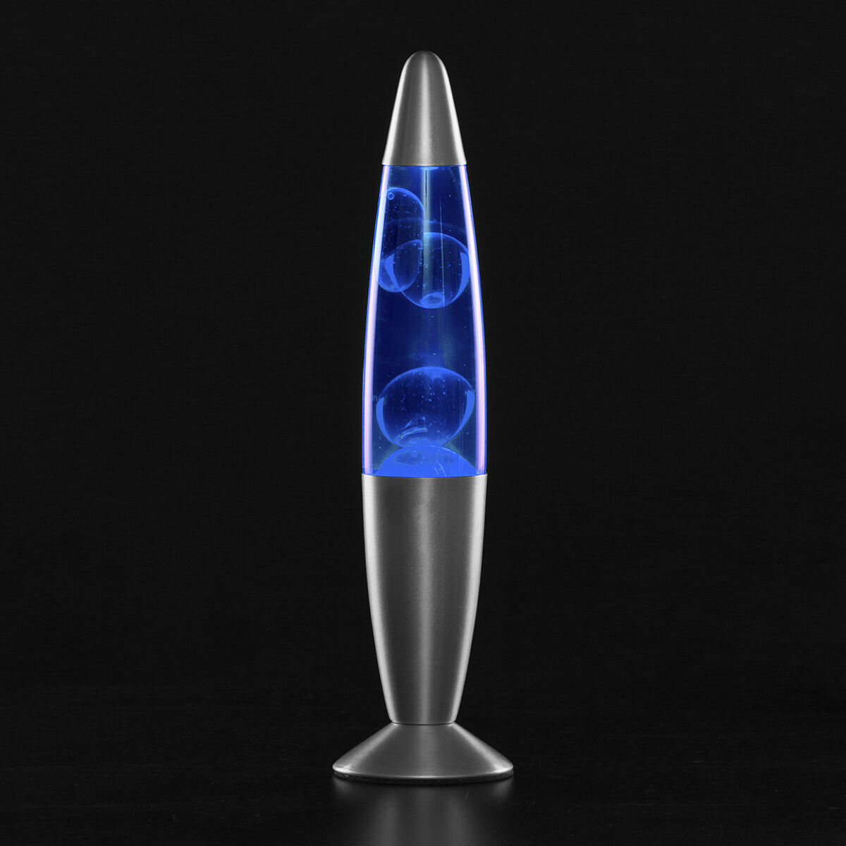Una lámpara de lava con base y parte superior plateadas, llena de líquido azul y burbujas azules. Fondo negro.