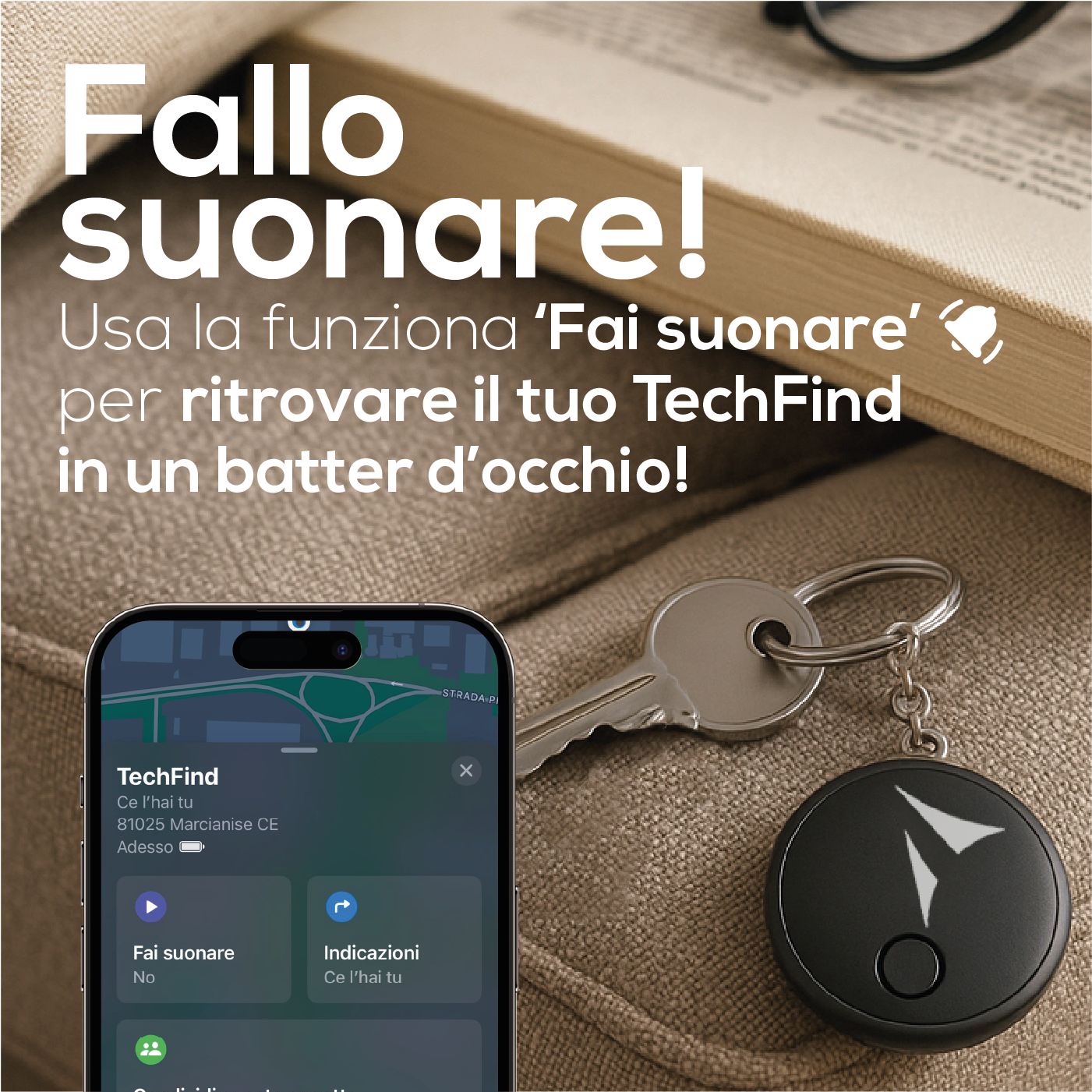 Smartphone con app e portachiavi tech tracker, su un libro. Testo: 'Trovalo!'