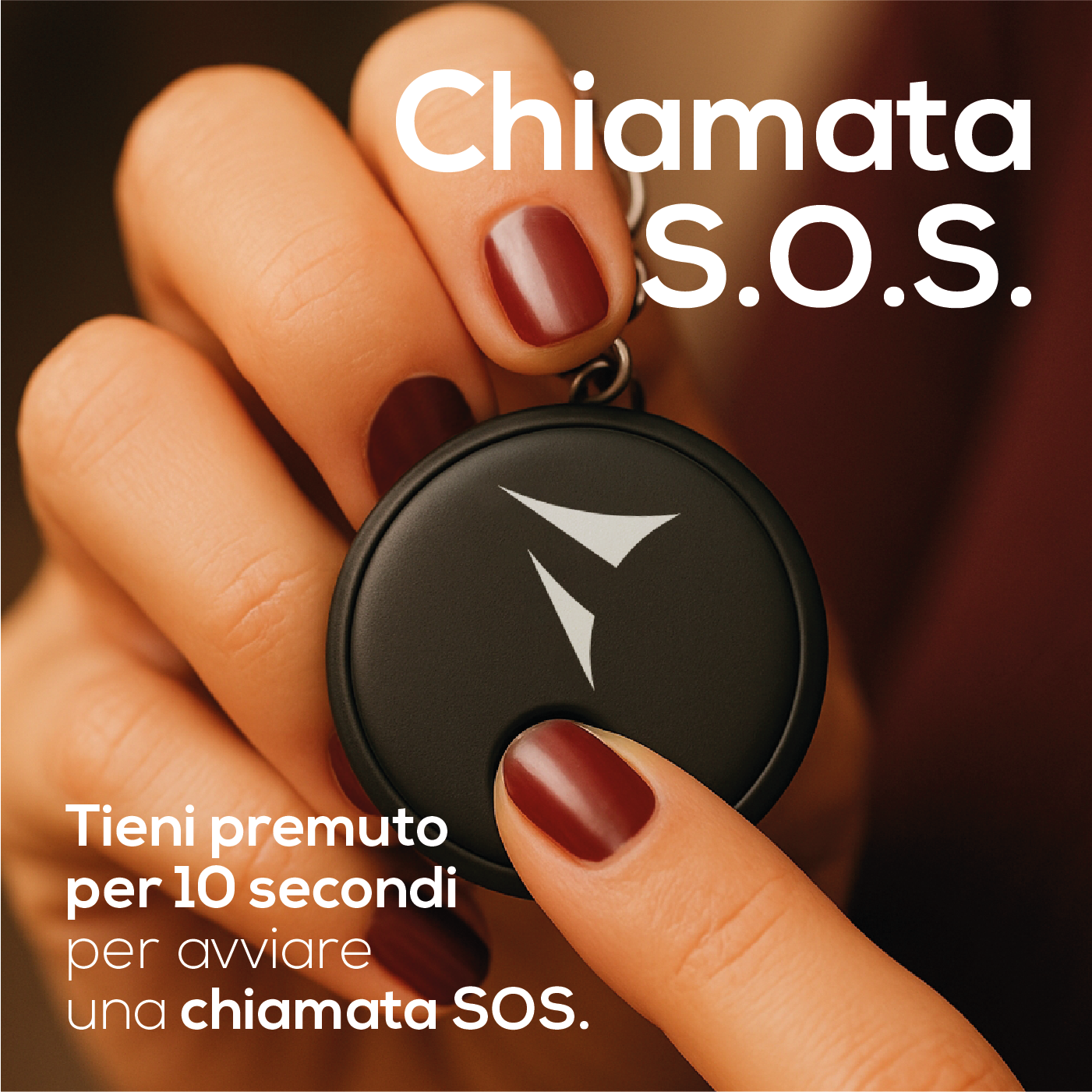 Una mano che tiene un dispositivo SOS nero con testo. Il testo recita 'Chiamata S.O.S.'.