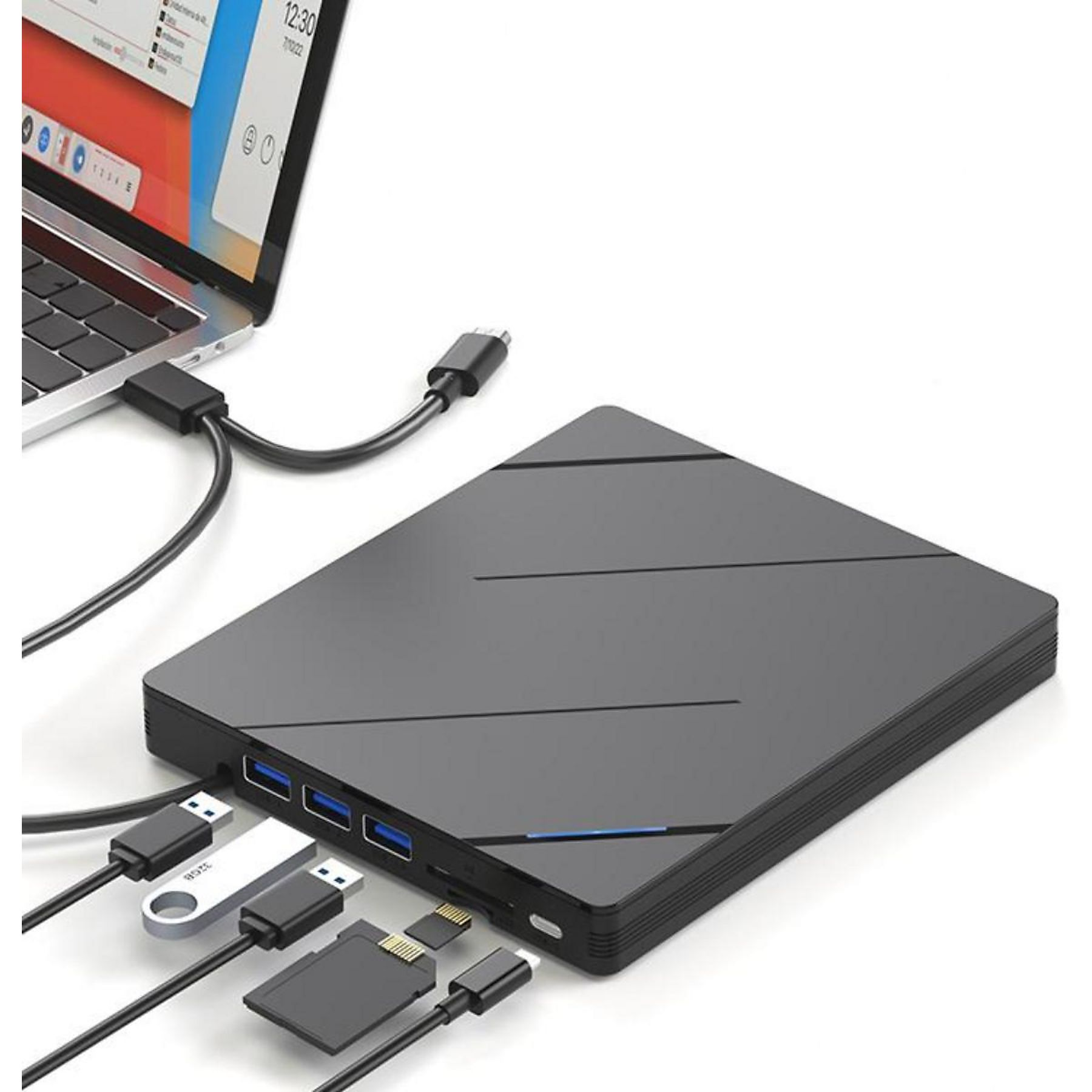 Schwarzer Hub mit mehreren Anschlüssen, die über USB-C mit einem Laptop verbunden sind. Ein USB-Stick und andere Kabel sind angeschlossen.