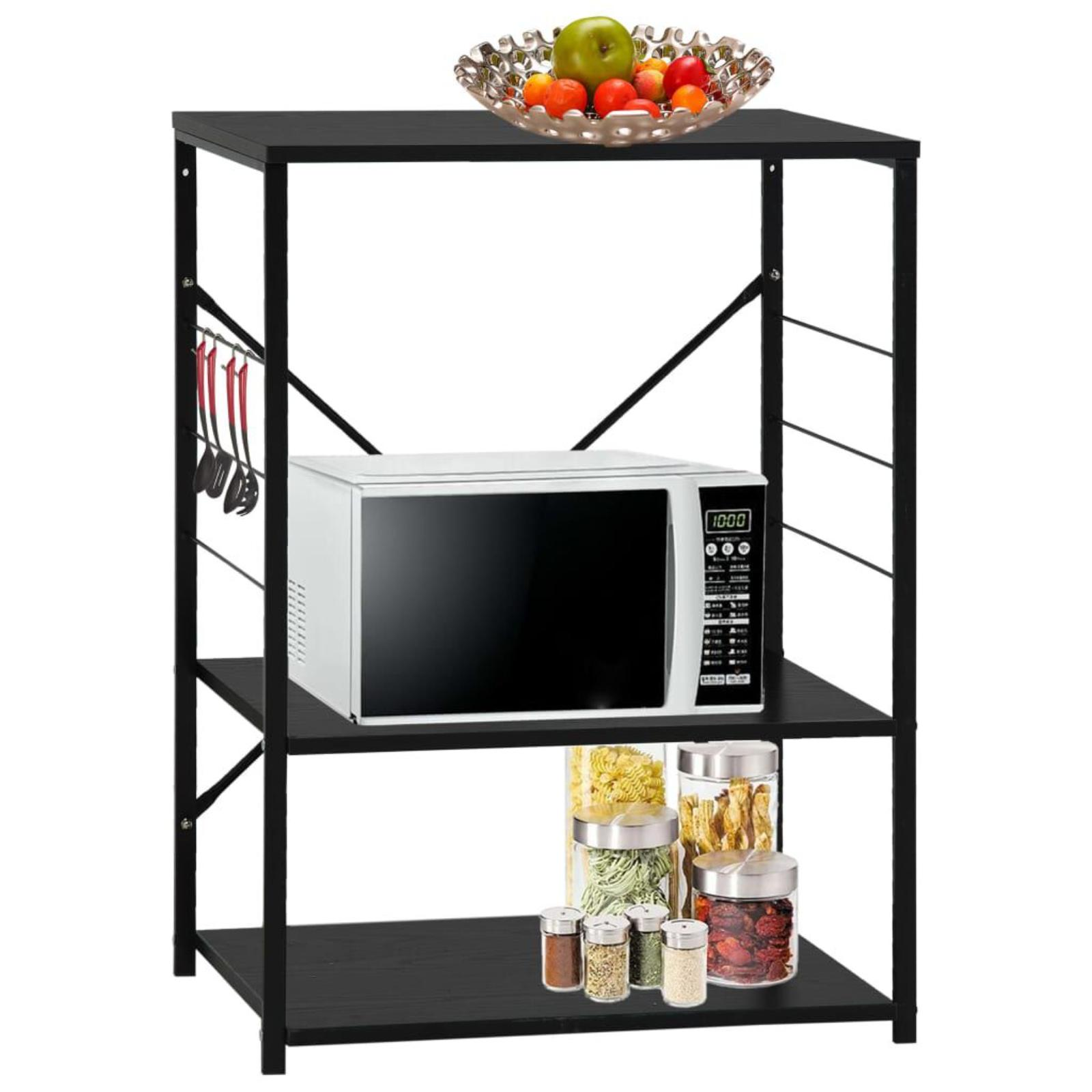 Schwarzes Regal mit Mikrowelle, Gläsern mit Lebensmitteln und Obst. Löffel und Kellen hängen seitlich.
