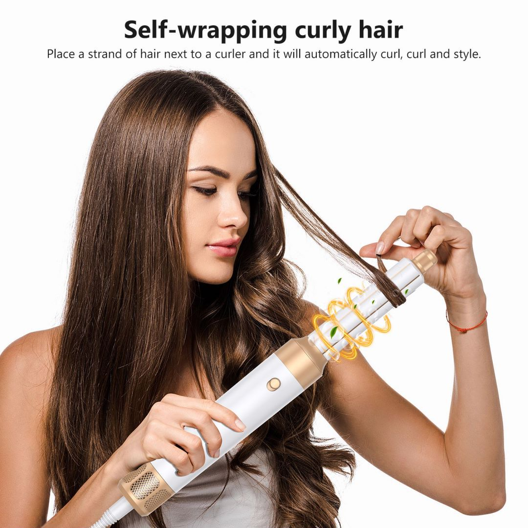 Eine Frau benutzt ein Haarstyling-Werkzeug, um ihr Haar zu locken. Das Werkzeug ist weiß und gold.