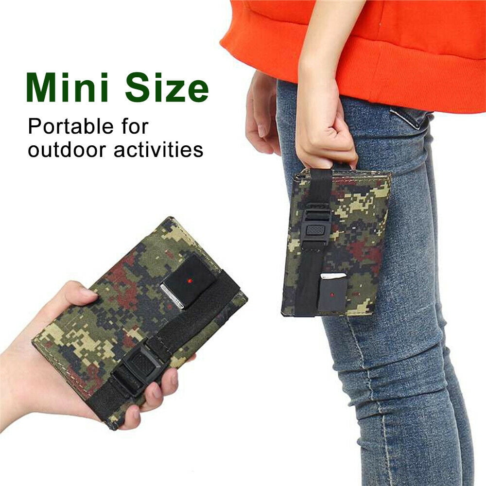 Eine Person hält eine Camouflage-Tasche mit schwarzem Riemen. Der Text lautet 'Mini Size' und 'Portable for outdoor activities'.
