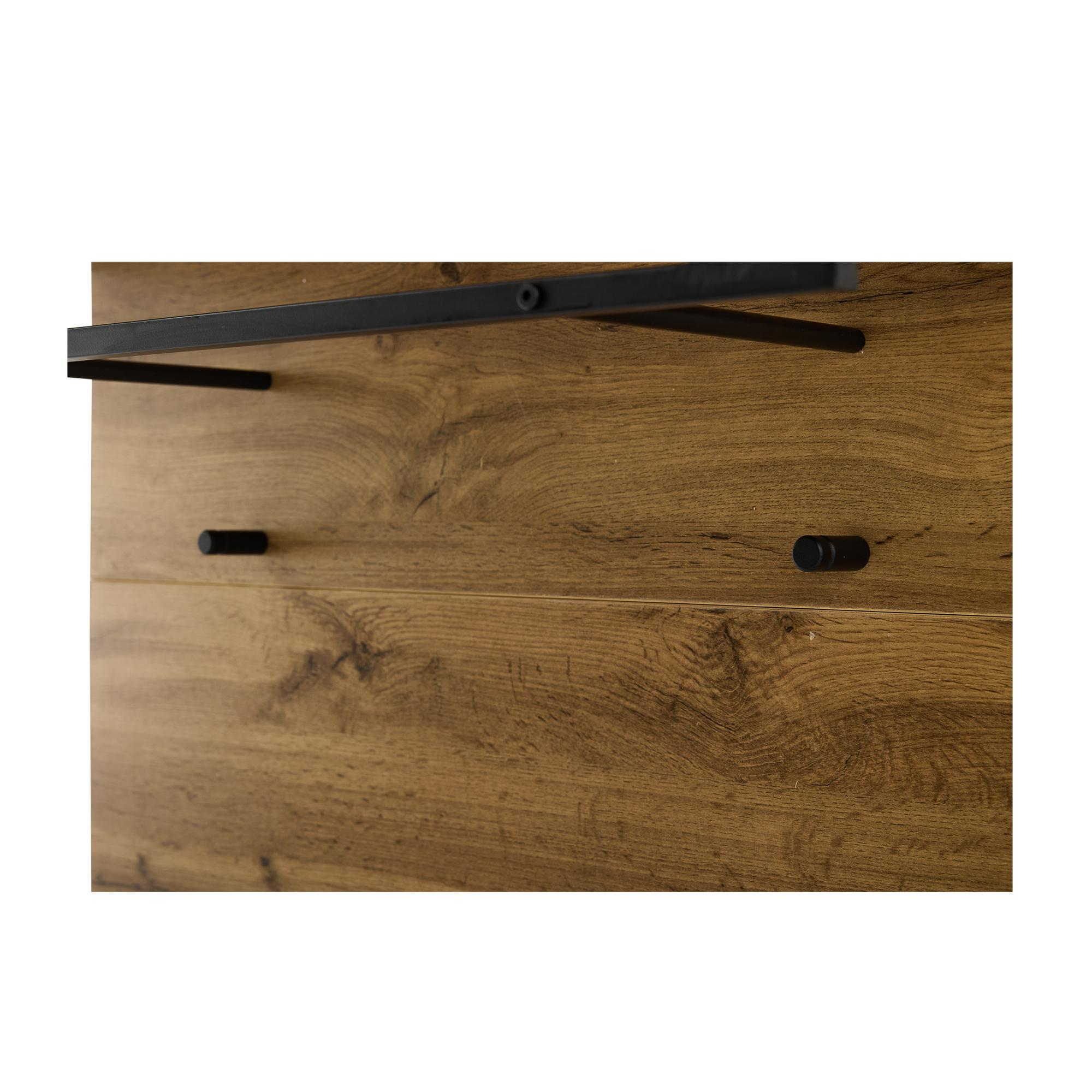 Nahaufnahme einer Holzwand mit schwarzen Metallelementen. Die Wand hat eine Holzmaserung. Das Metall ist glatt.