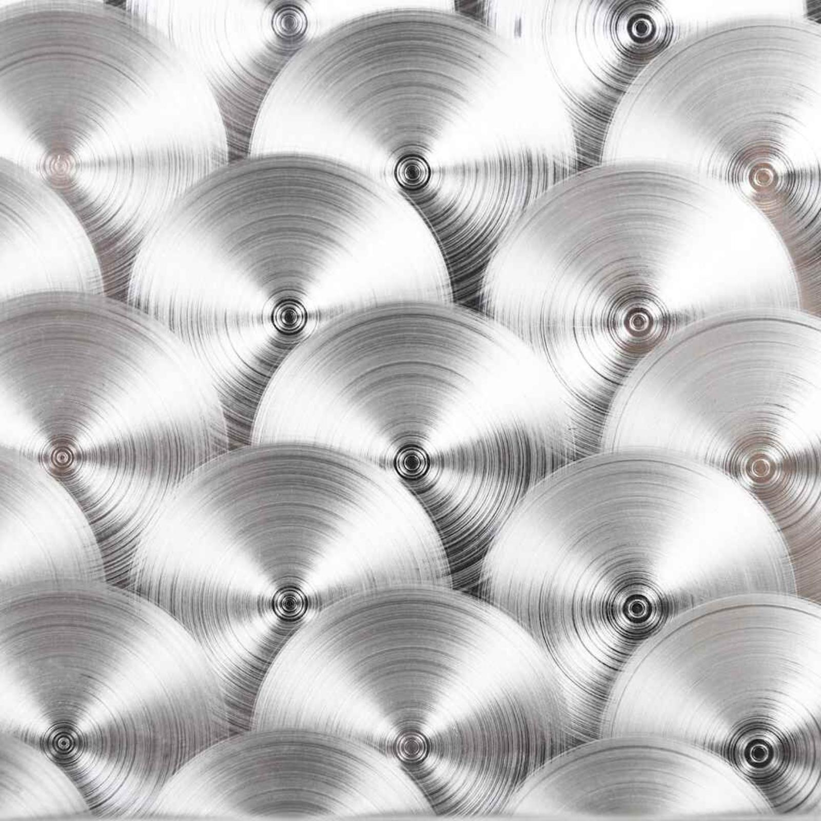 Nahaufnahme von mehreren silbernen Scheiben mit konzentrischen Kreisen. Glänzende Metalloberfläche.