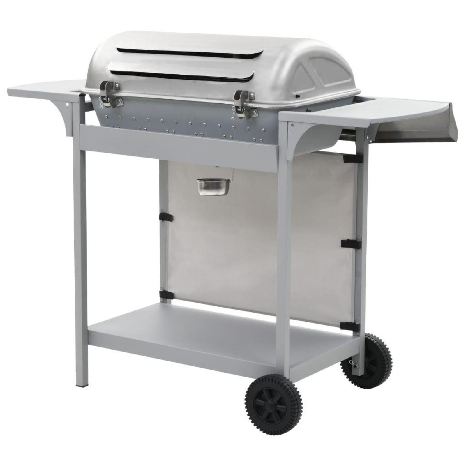 Ein grauer Grill mit Deckel und Ablagen an den Seiten, auf einem grauen Wagen mit Rädern.
