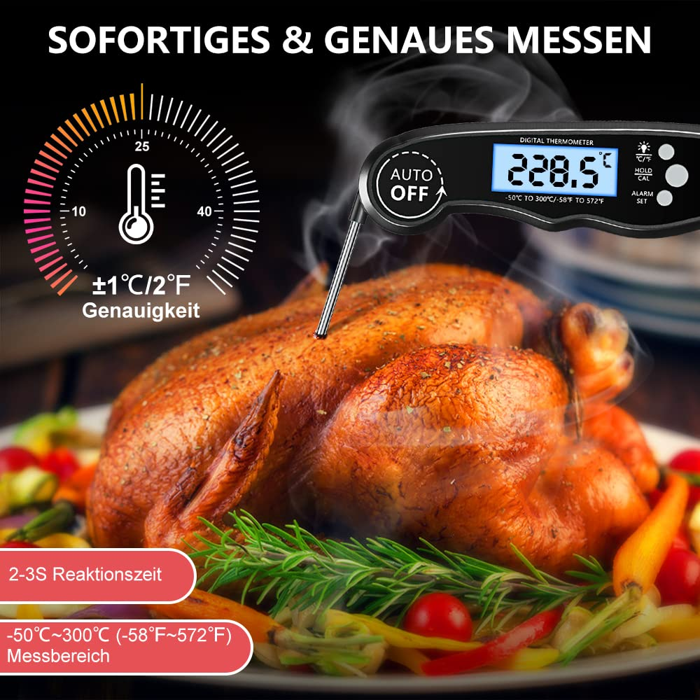 Digitales Thermometer im Einsatz an einem gebratenen Hähnchen. Zeigt Temperatur an und hat ein Zifferblatt. Hintergrund ist Gemüse.