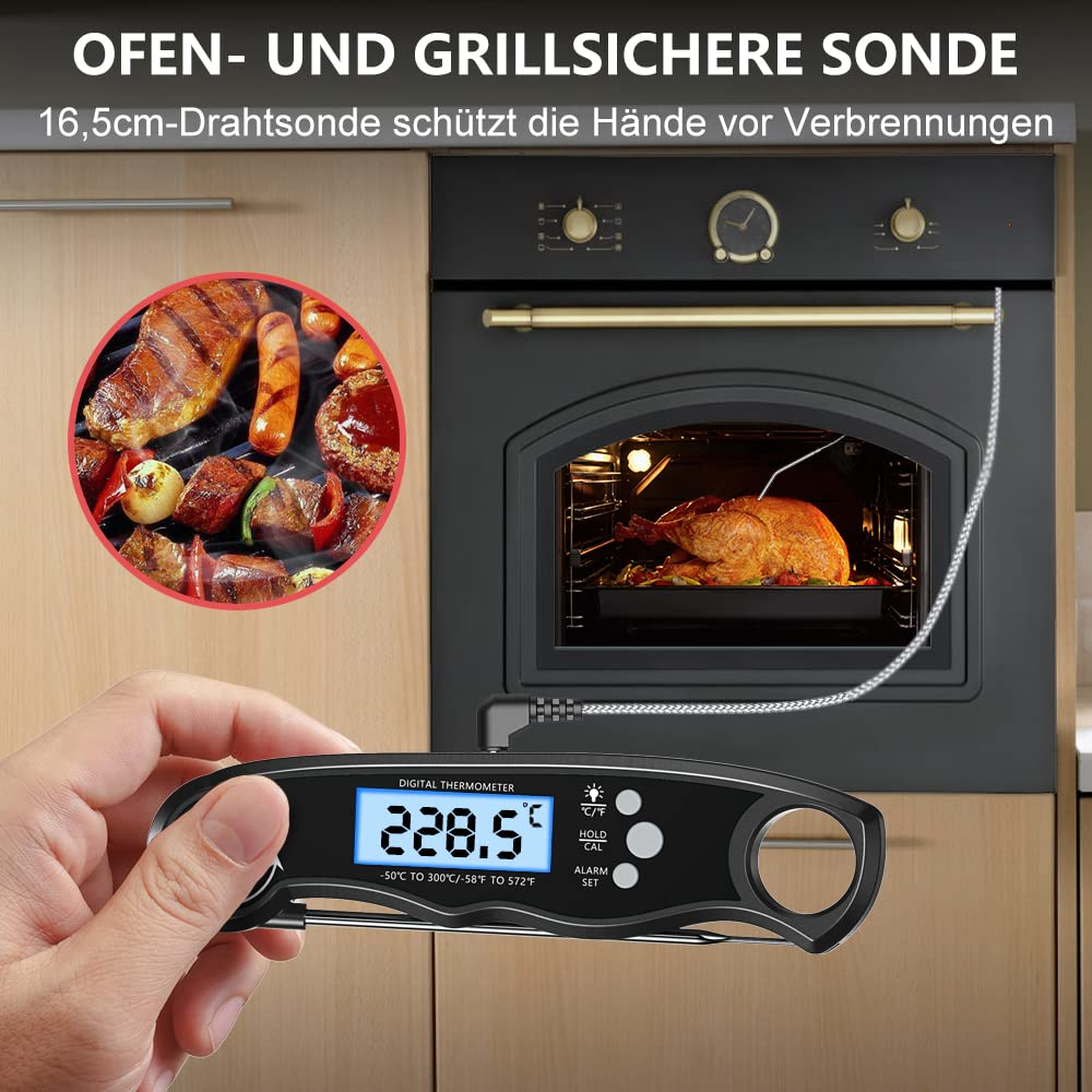 Eine Hand hält ein Digitalthermometer mit 228,5 Grad. Ein Brathähnchen ist im Ofen.