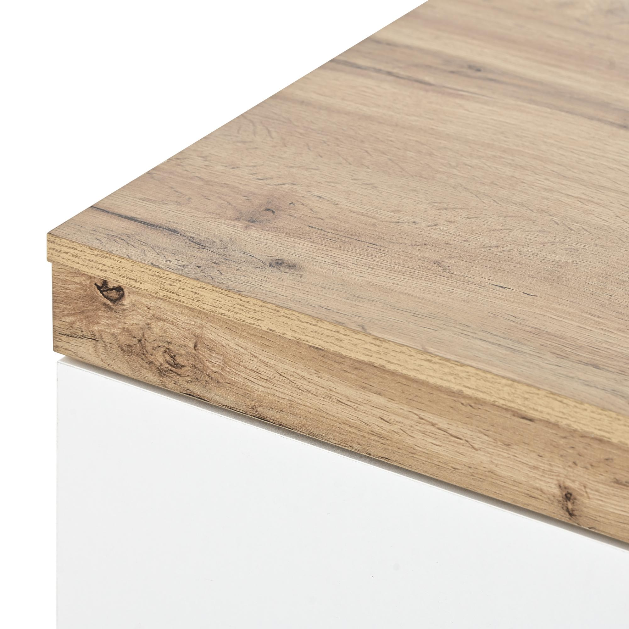 Nahaufnahme einer Holzplatte mit weißem Schrank. Die Oberseite hat eine hellbraune Farbe.