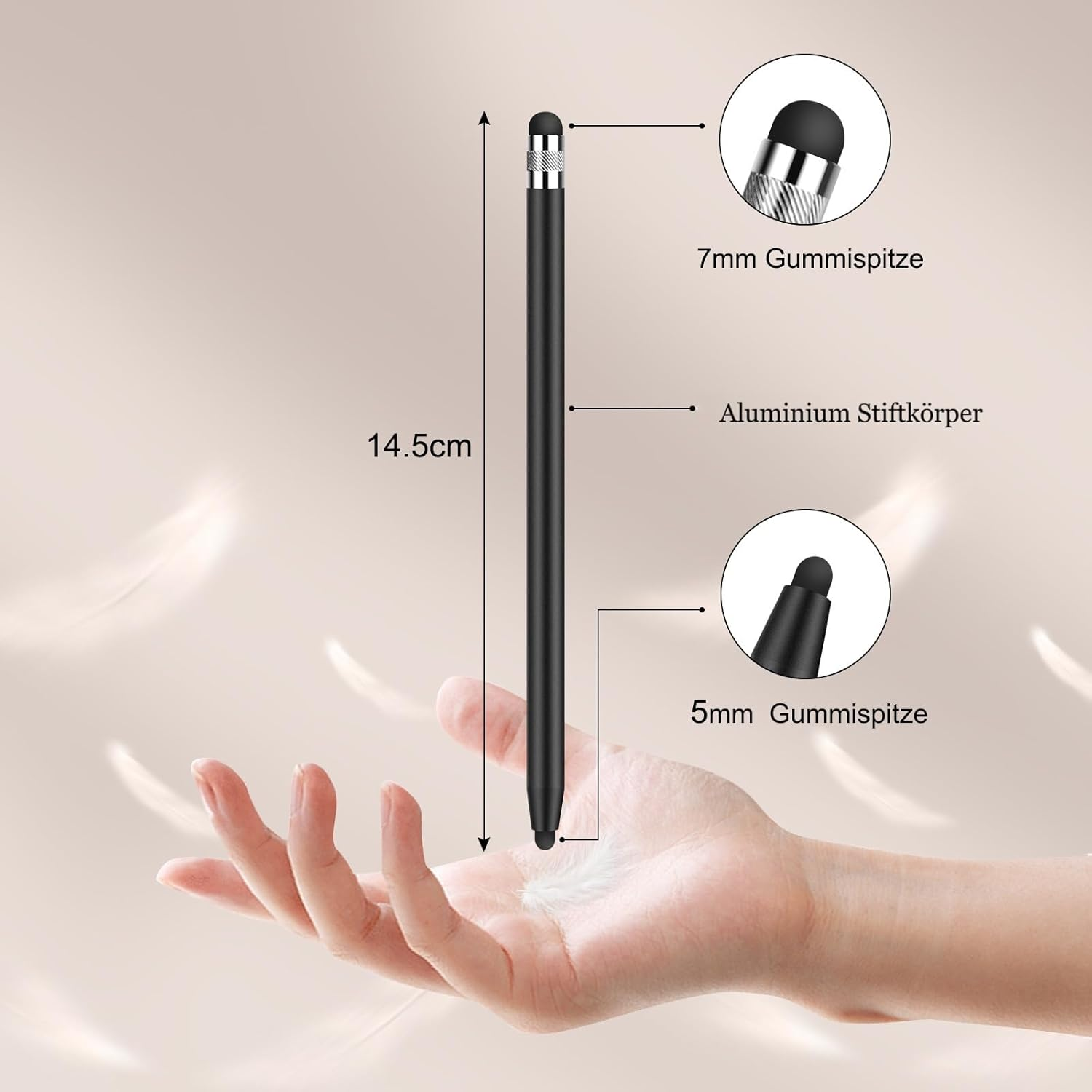 Schwarzer Stift mit zwei Spitzen und Abmessungen. Eine Hand hält ihn, Hintergrund mit Federn.
