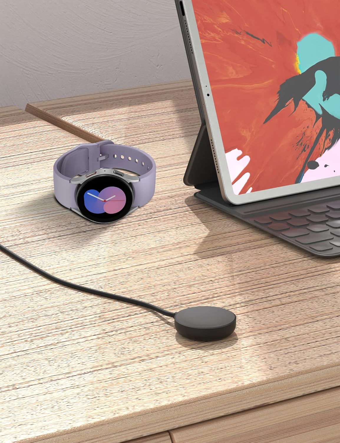 Eine Uhr auf einem Holzschreibtisch mit Ladestation und einem Tablet mit Tastatur.