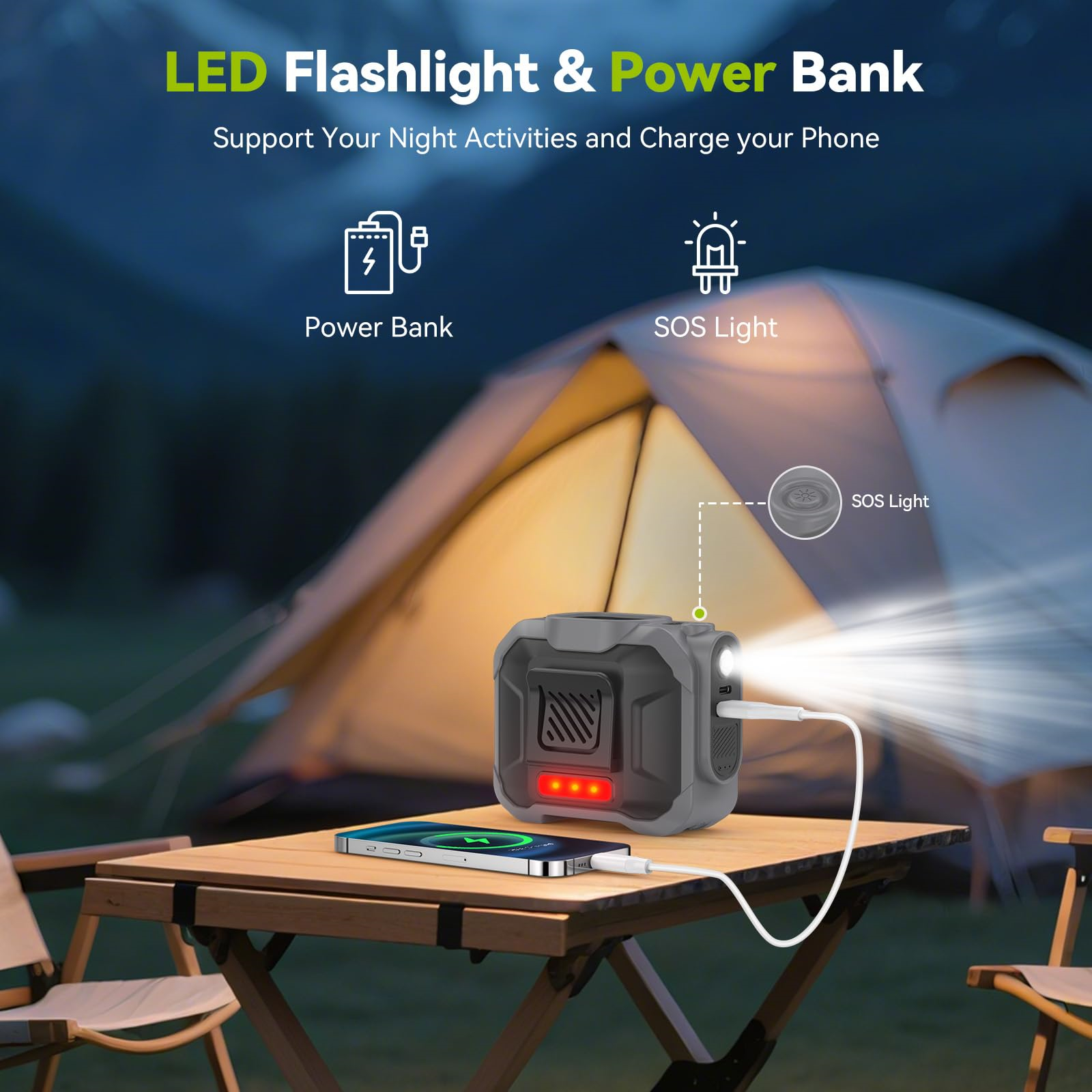 Eine Powerbank und LED-Taschenlampe laden nachts ein Telefon auf einem Holztisch. Ein Zelt ist im Hintergrund.