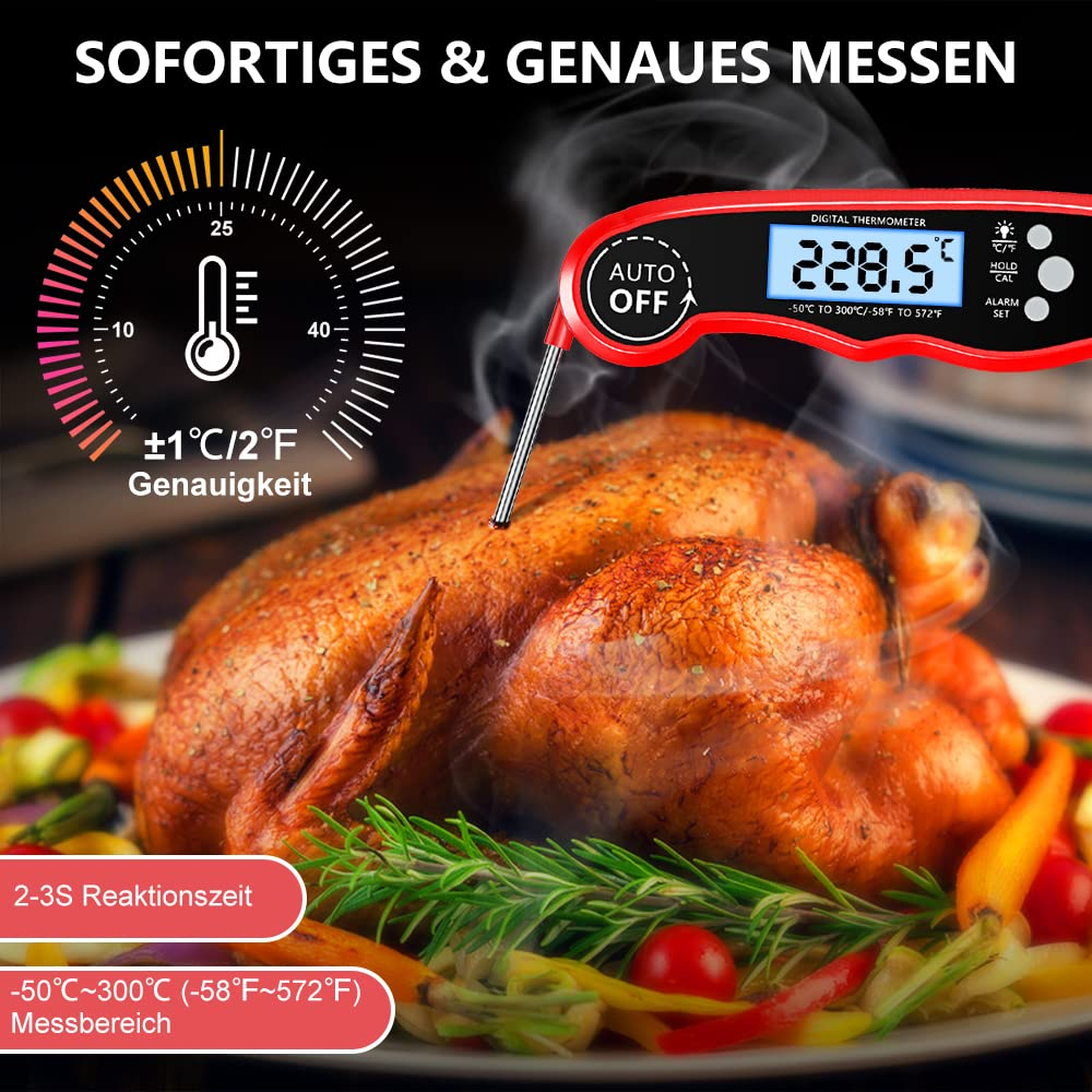 Ein digitales Thermometer mit Sonde wird in ein gebratenes Huhn gesteckt, wobei die Temperatur angezeigt wird.