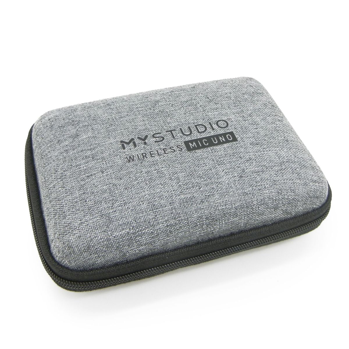 Graues Etui mit der Aufschrift 'MYSTUDIO WIRELESS MIC UNO' und Reißverschluss.