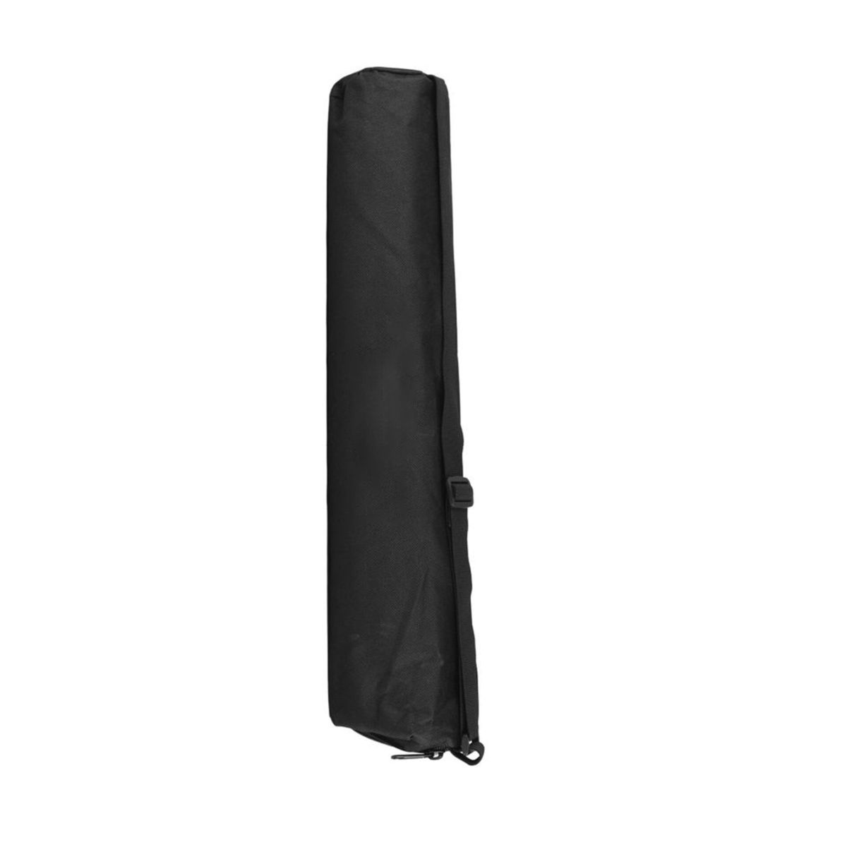 Borsa nera, lunga e stretta, con cinturino e cerniera. Si erge verticalmente, isolata su bianco.
