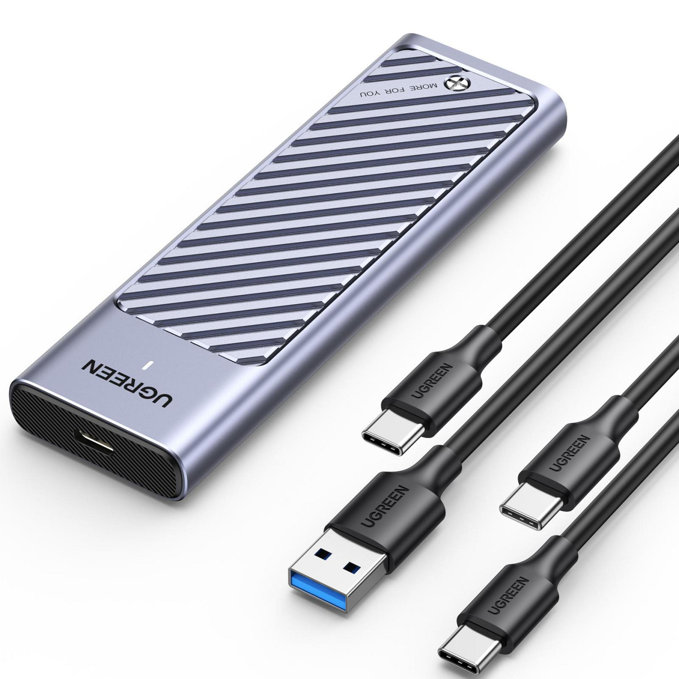Disco rigido esterno argentato e tre cavi USB neri su sfondo bianco.