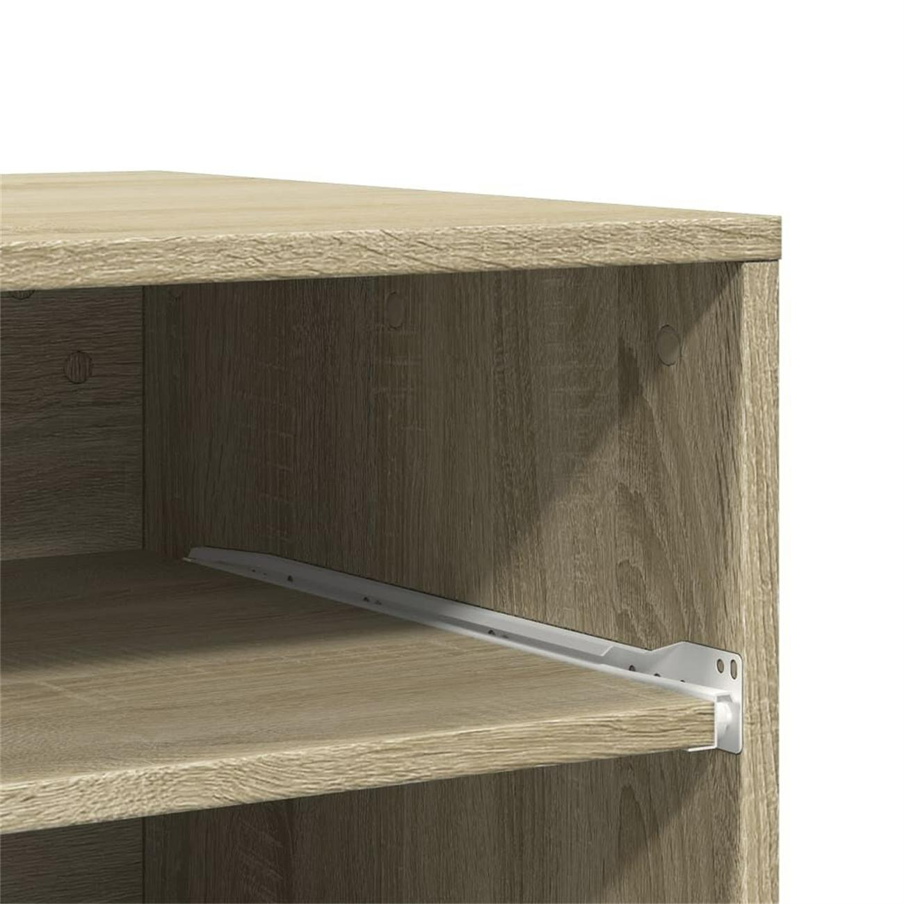 Nahaufnahme eines Regaldetails mit Metallschiene und hellbraunem Holz.
