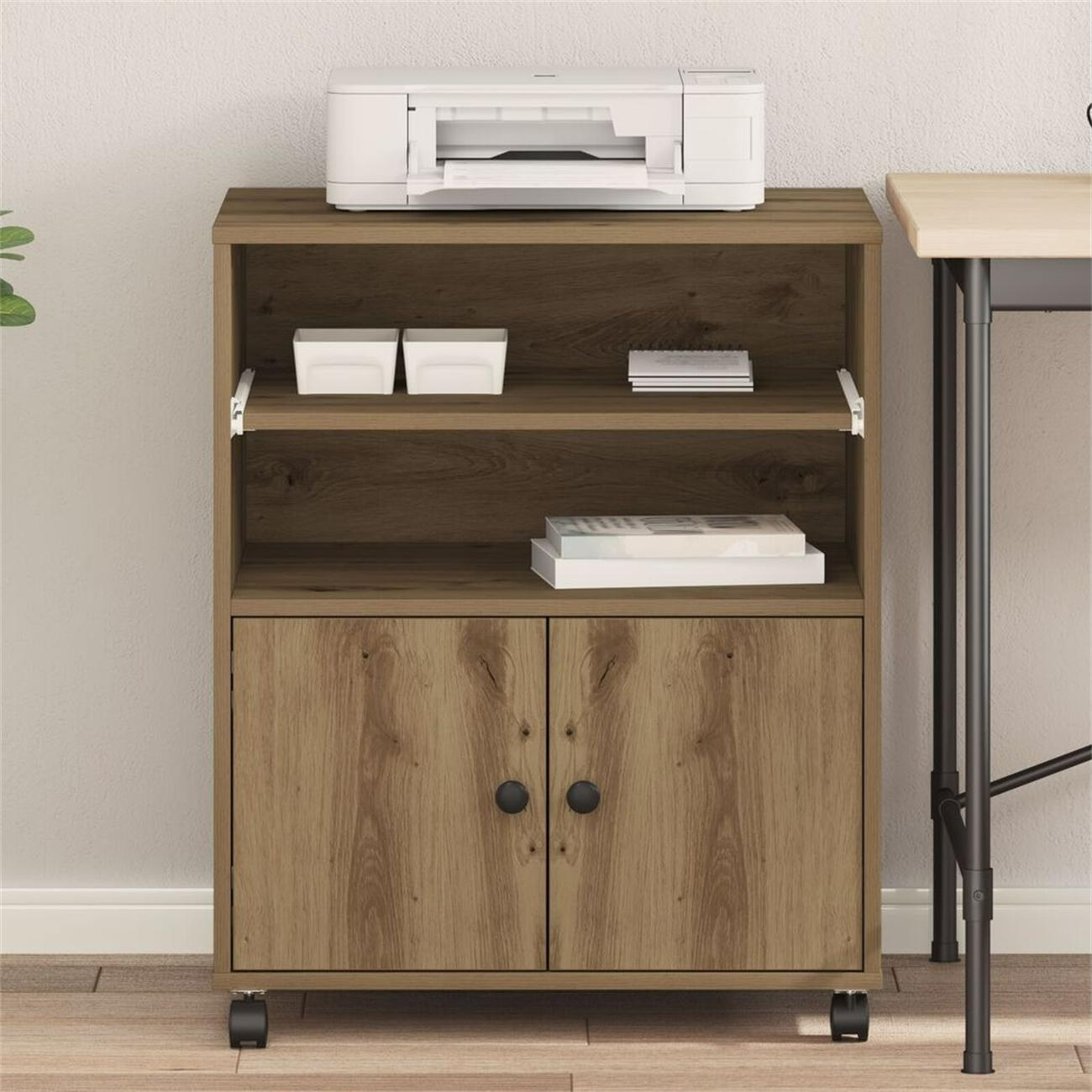 Ein hellbrauner Holzschrank mit Drucker, Regalen und schwarzen Rädern.