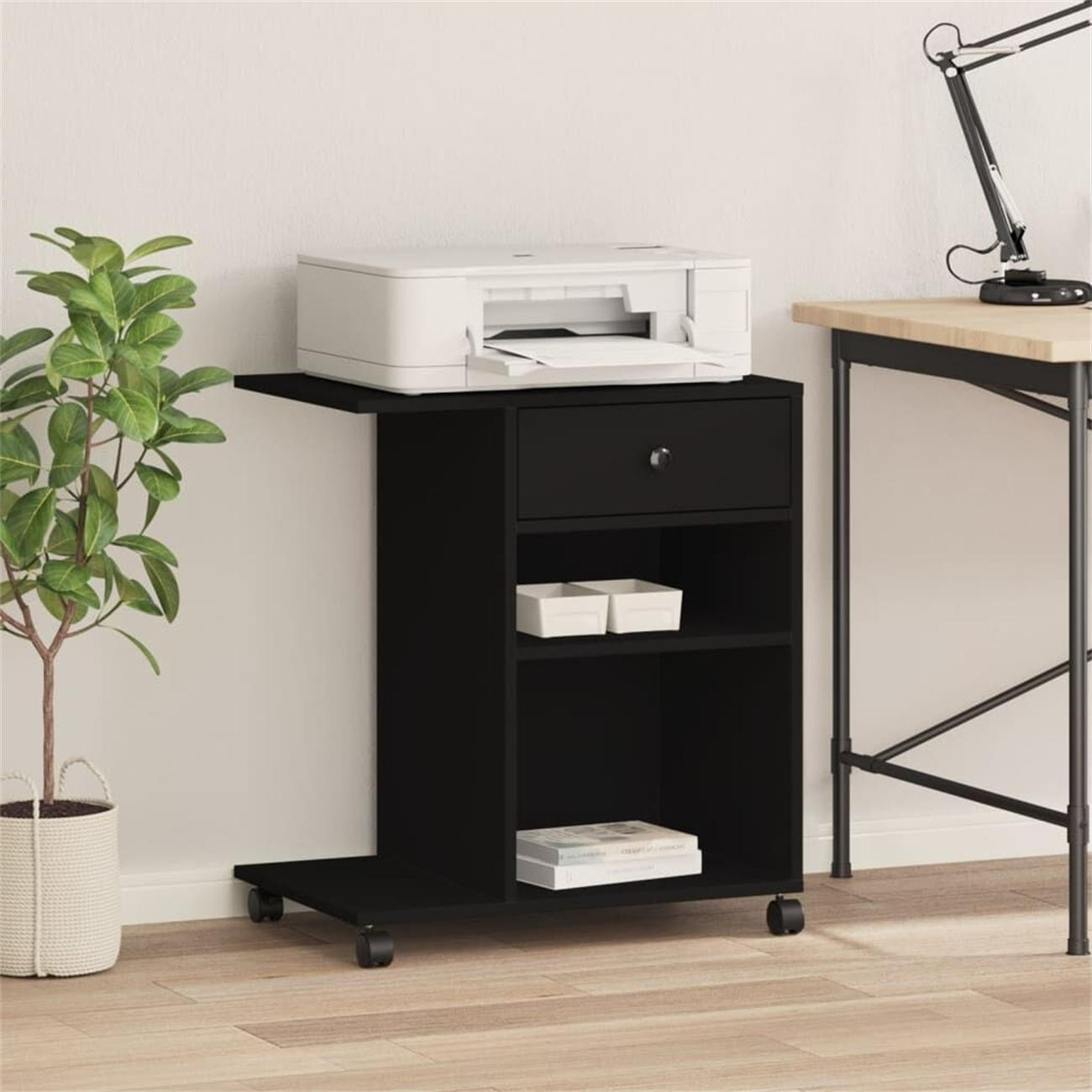 Schwarzer Schreibtisch mit Drucker, Schublade, Regalen und Rollen.