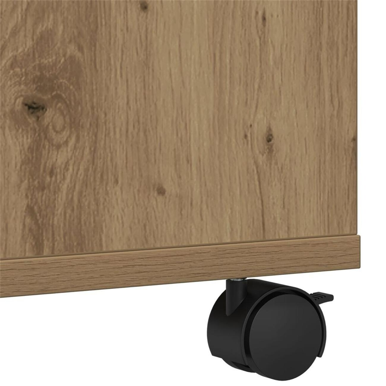 Nahaufnahme eines Holzschranks mit einem schwarzen Rad. Das Holz hat eine hellbraune, natürliche Maserung.