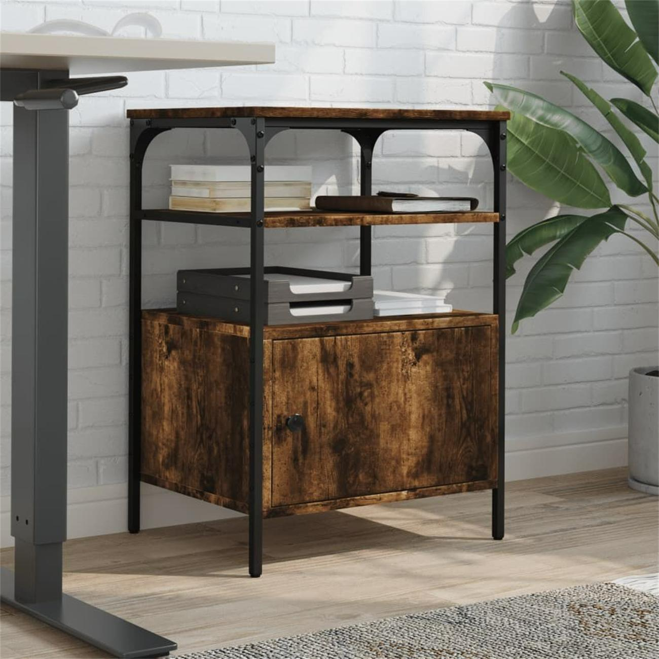 Holzregal mit schwarzem Metallrahmen und Rollen. Die Einheit befindet sich in der Nähe eines Schreibtischs und einer Pflanze.