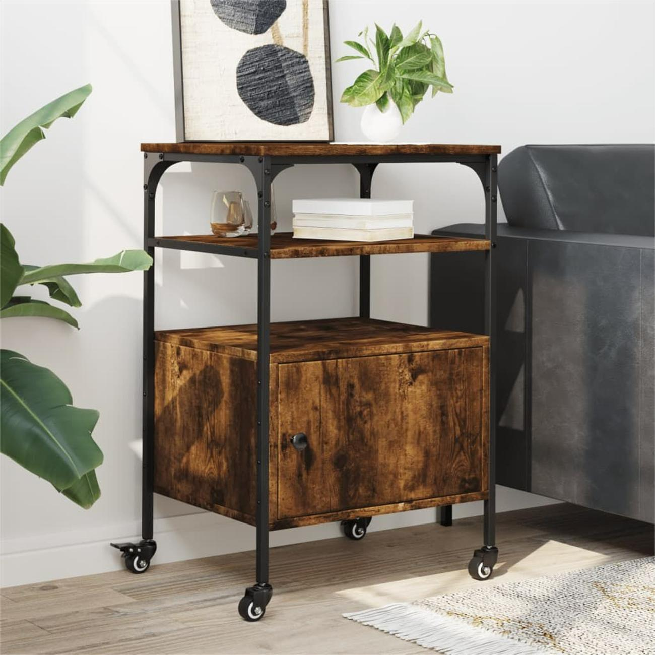 Holzregal mit schwarzem Metallrahmen und Rollen. Regale halten Bücher und eine kleine Pflanze.