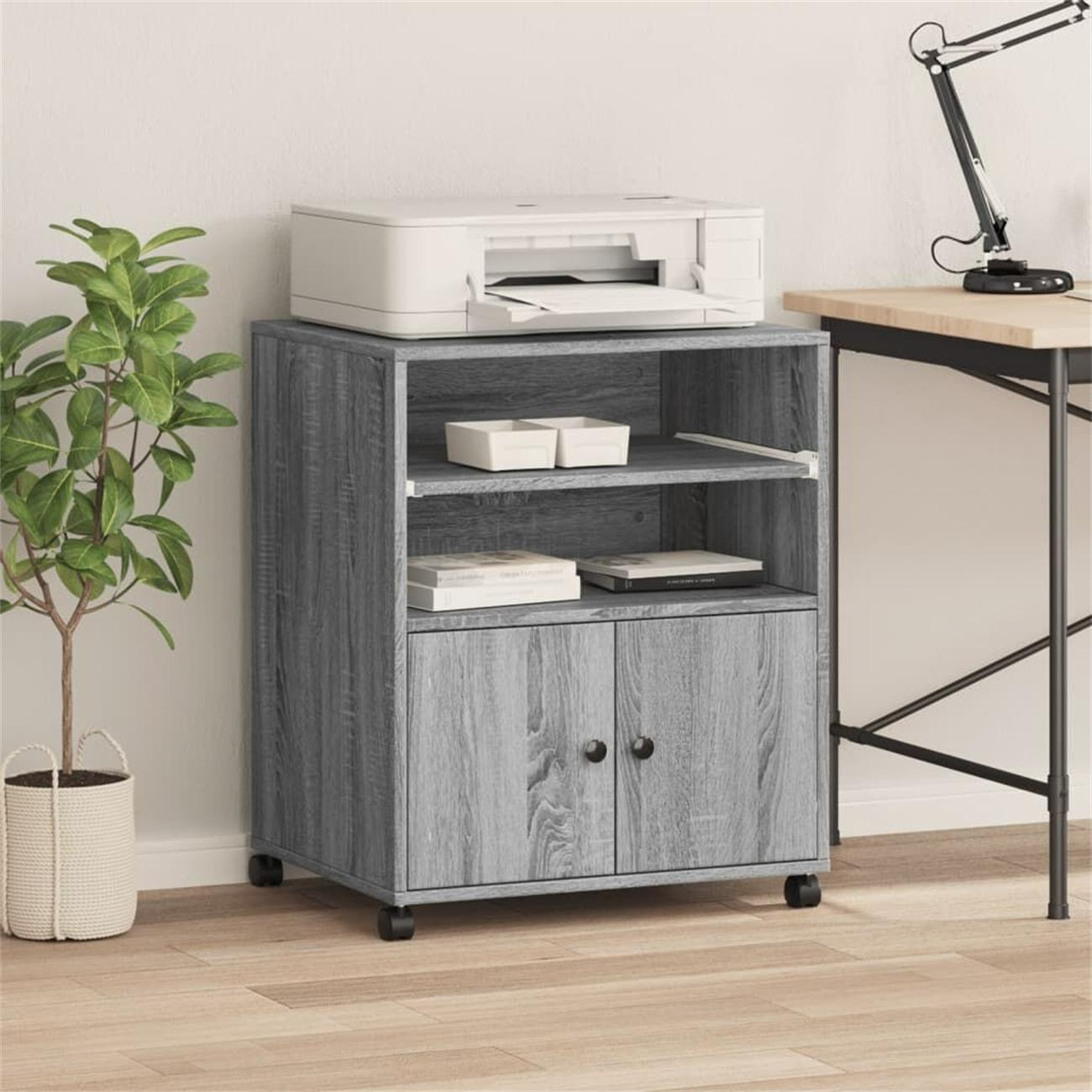 Grauer Schrank mit Drucker, Büchern und zwei Türen. Eine Pflanze, Lampe und Schreibtisch im Hintergrund.