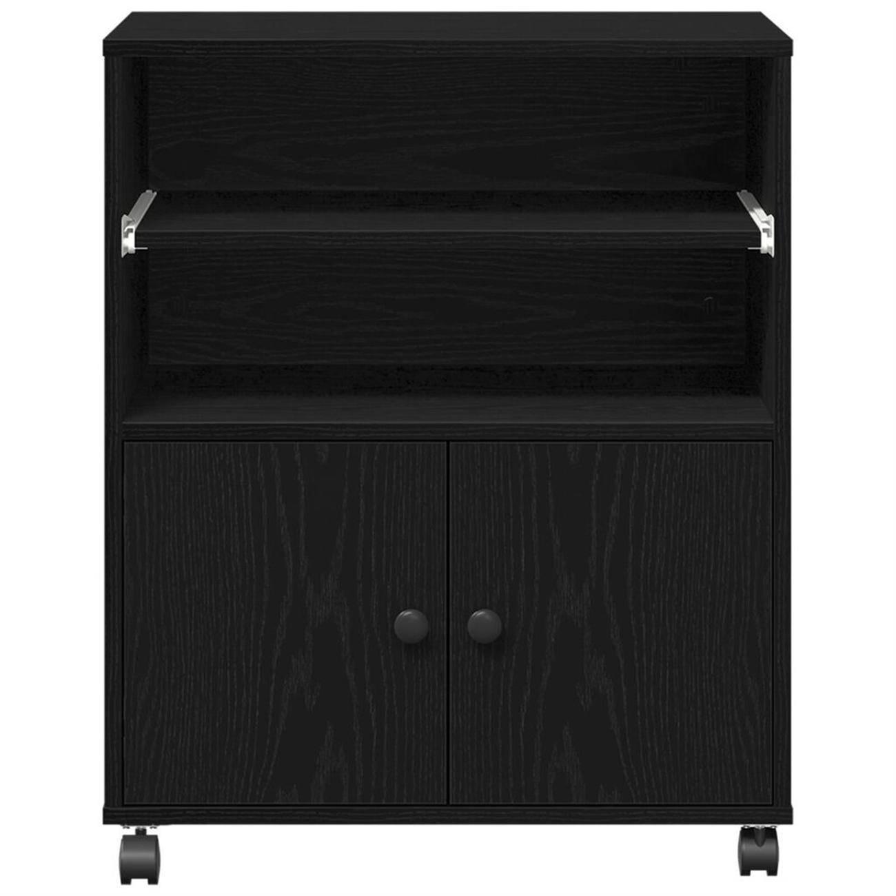 Ein schwarzer Holzschrank mit Regalen, zwei Türen und schwarzen Rädern. Er hat eine dunkle Holzmaserung.