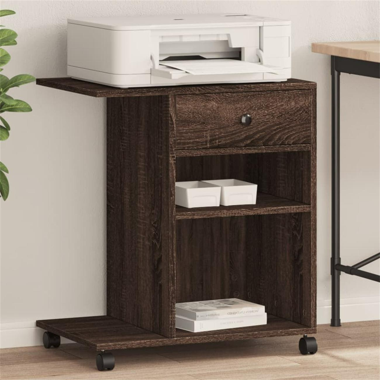 Ein Drucker steht auf einem braunen Holz-Druckerständer mit Schublade, Regalen und Rädern. Links eine Pflanze.