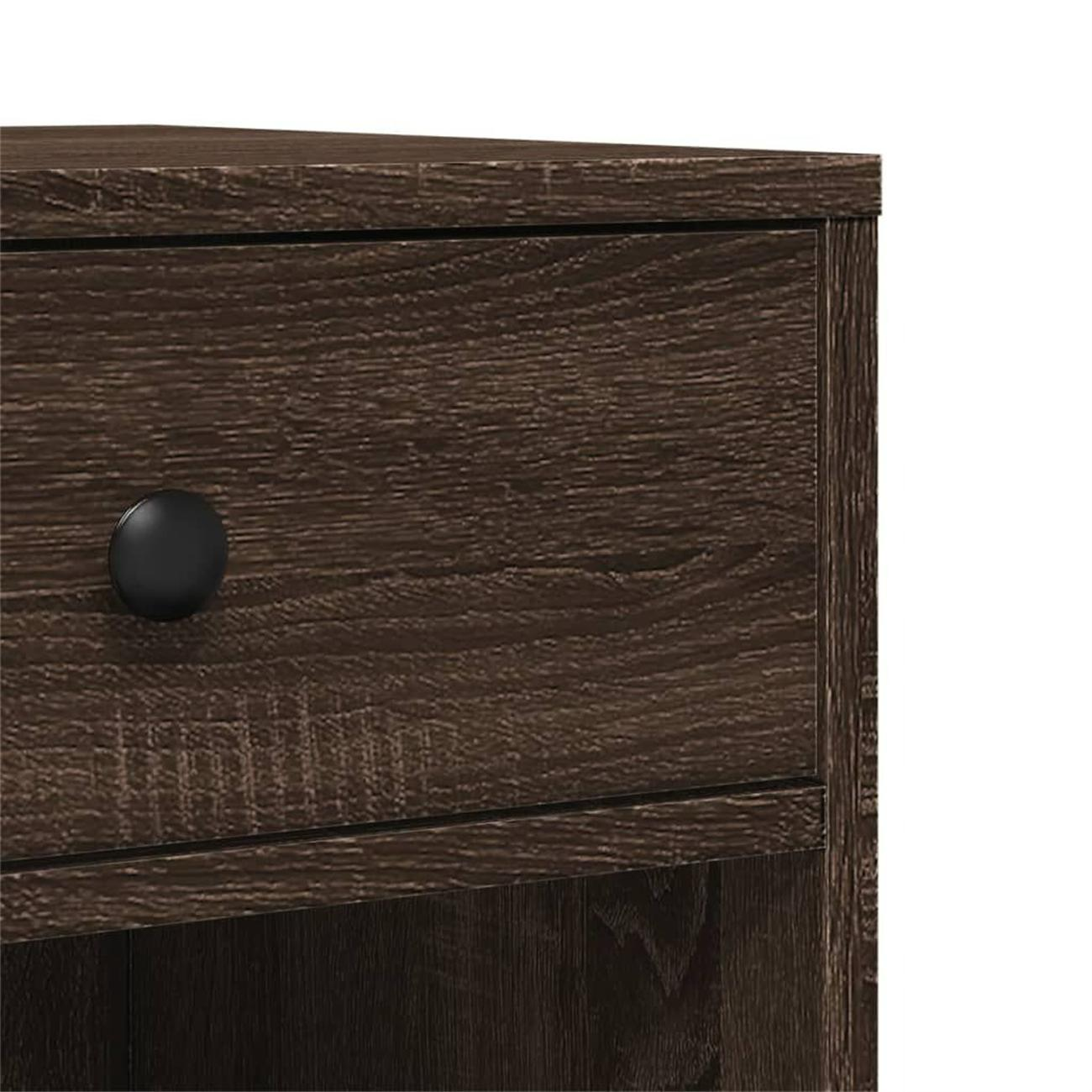 Nahaufnahme einer Holzschublade mit schwarzem Knopf. Das Holz hat eine körnige Textur.