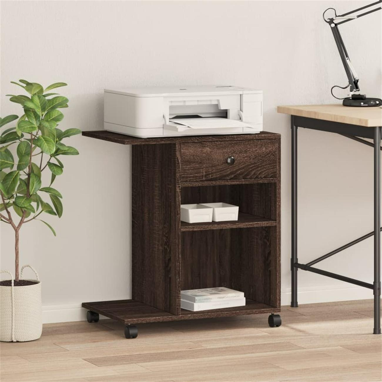 Ein brauner Holzschrank mit Drucker, Regalen und einer Schublade. Er hat Räder.