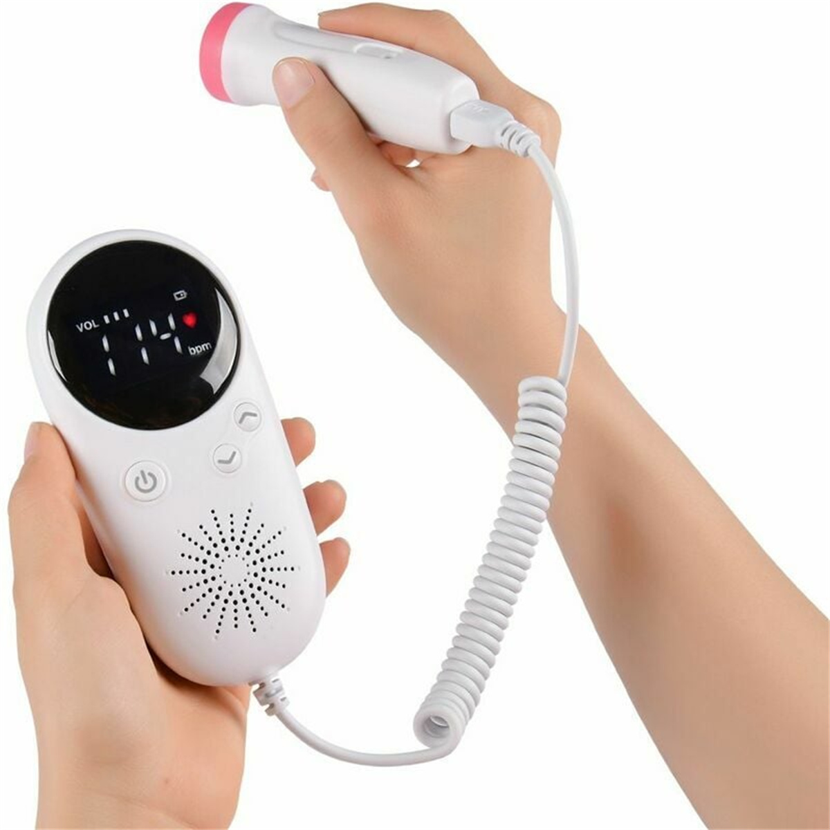 Hand hält fetales Dopplergerät und die andere Hand die Sonde, zeigt 114 bpm.